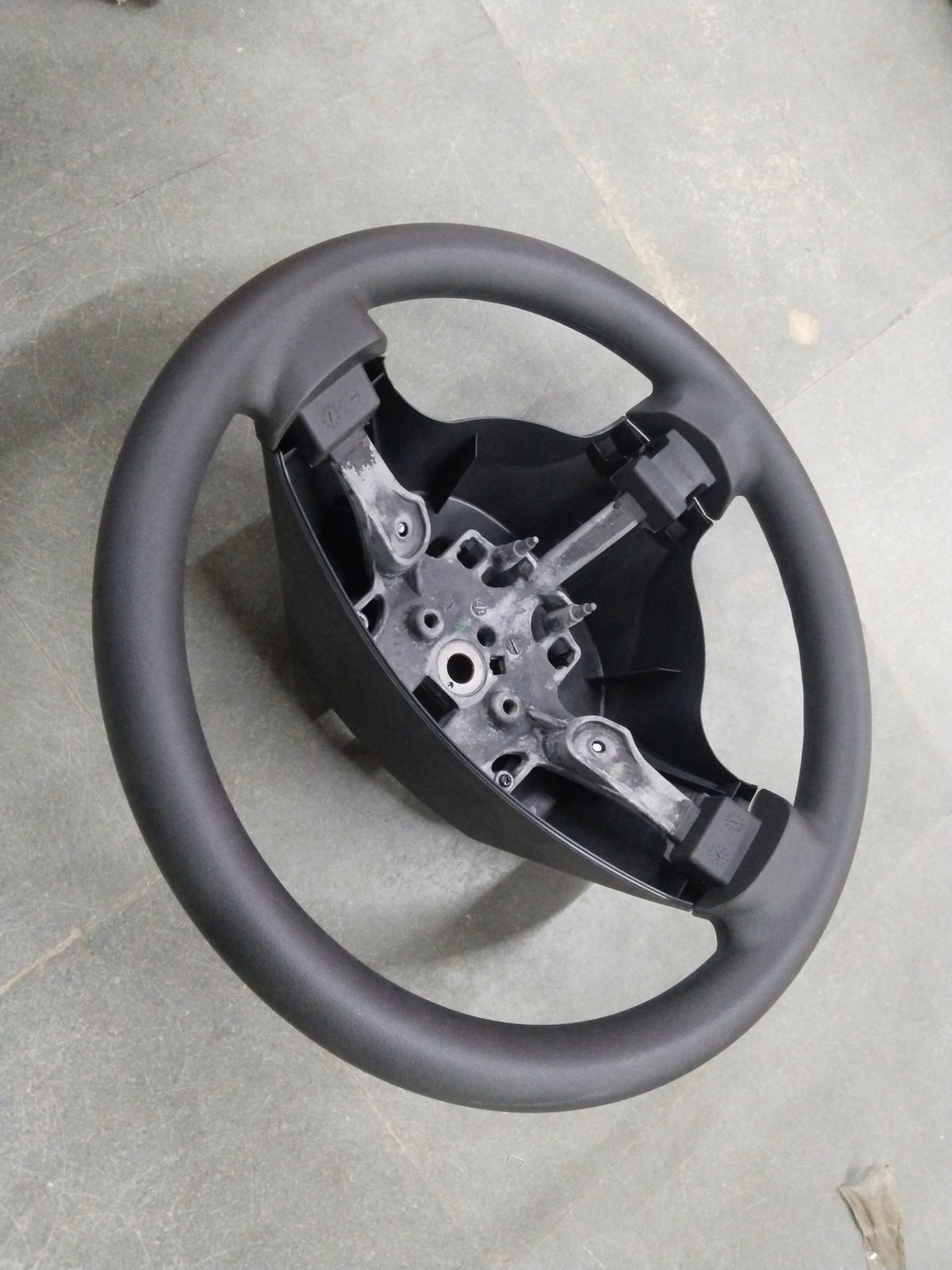 General Motors Chevrolet Enjoy steering wheel assembly with visible spokes and central hub, designed for vehicle steering system.