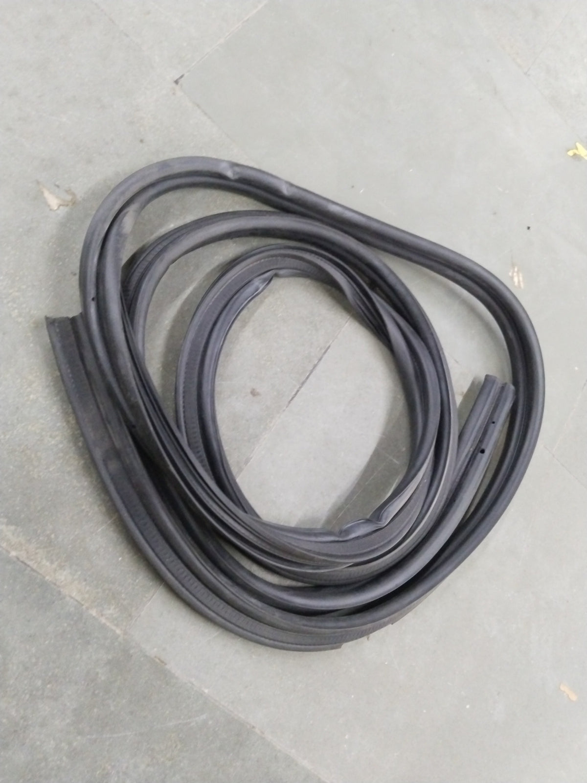 General Motors weatherstripping lift gate for Chevrolet Captiva, showing the rubber seal and installation area.