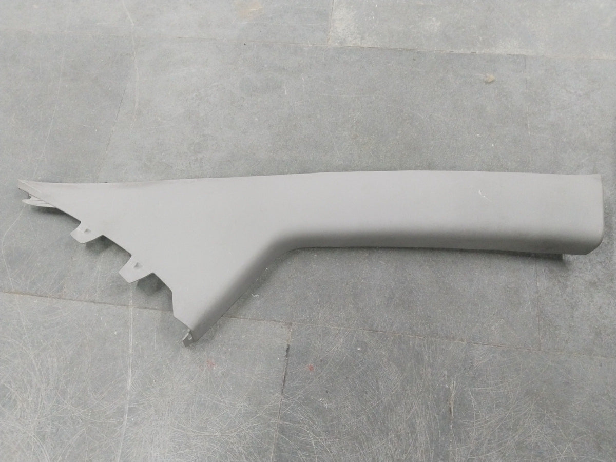 Chevrolet Beat molding assembly garnish for right side, made by General Motors, showing the textured plastic trim piece.