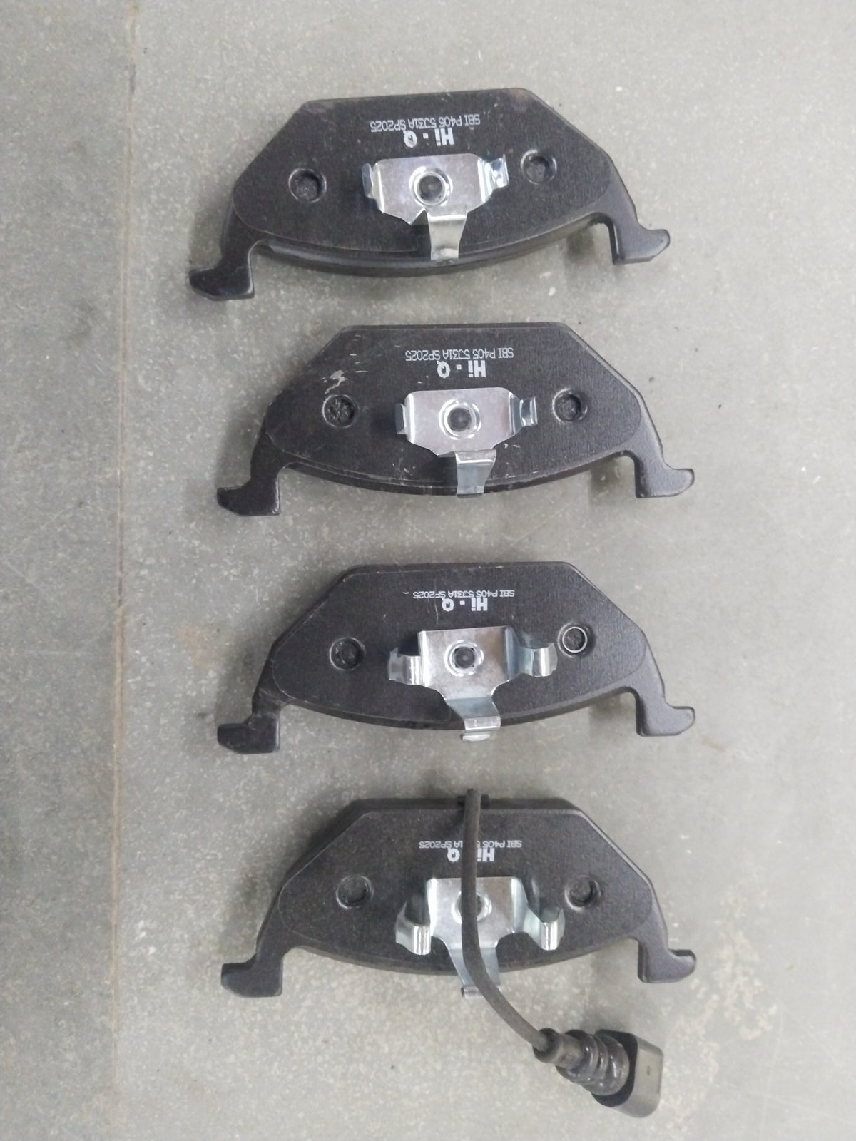 Front brake pad for Laura, Polo, Super B, Rapid, Beetle, Vento, Audi A1, A3 with sensor, by CarTrends.
