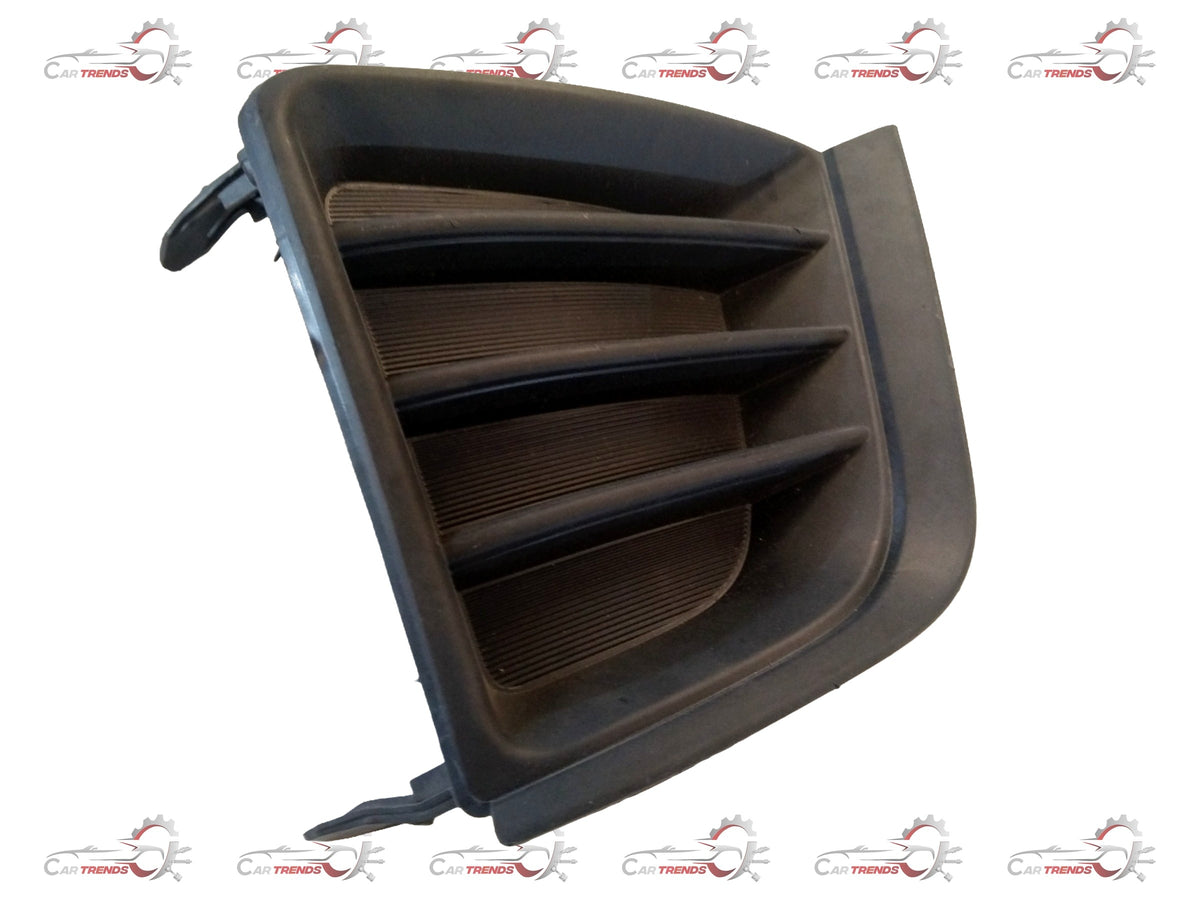 Toyota fog lamp cover for Innova, Fortuner, Glanza, and Hyryder, right side, black plastic with mounting details.