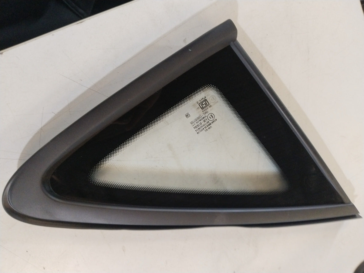Volkswagen side window for Polo, Vento, Taigun, Virtus models, showing the window glass and frame in the image.