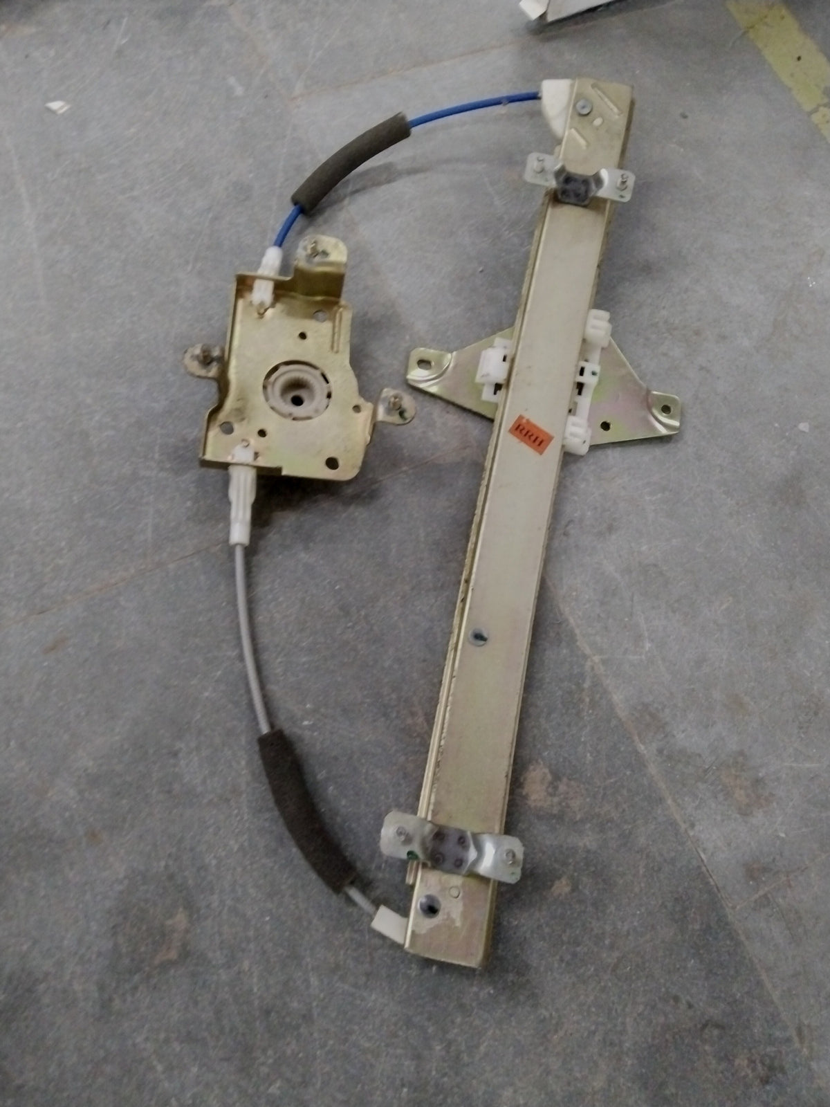 Rear right side Chevrolet Aveo regulator window by General Motors, showing the mechanical components and frame.