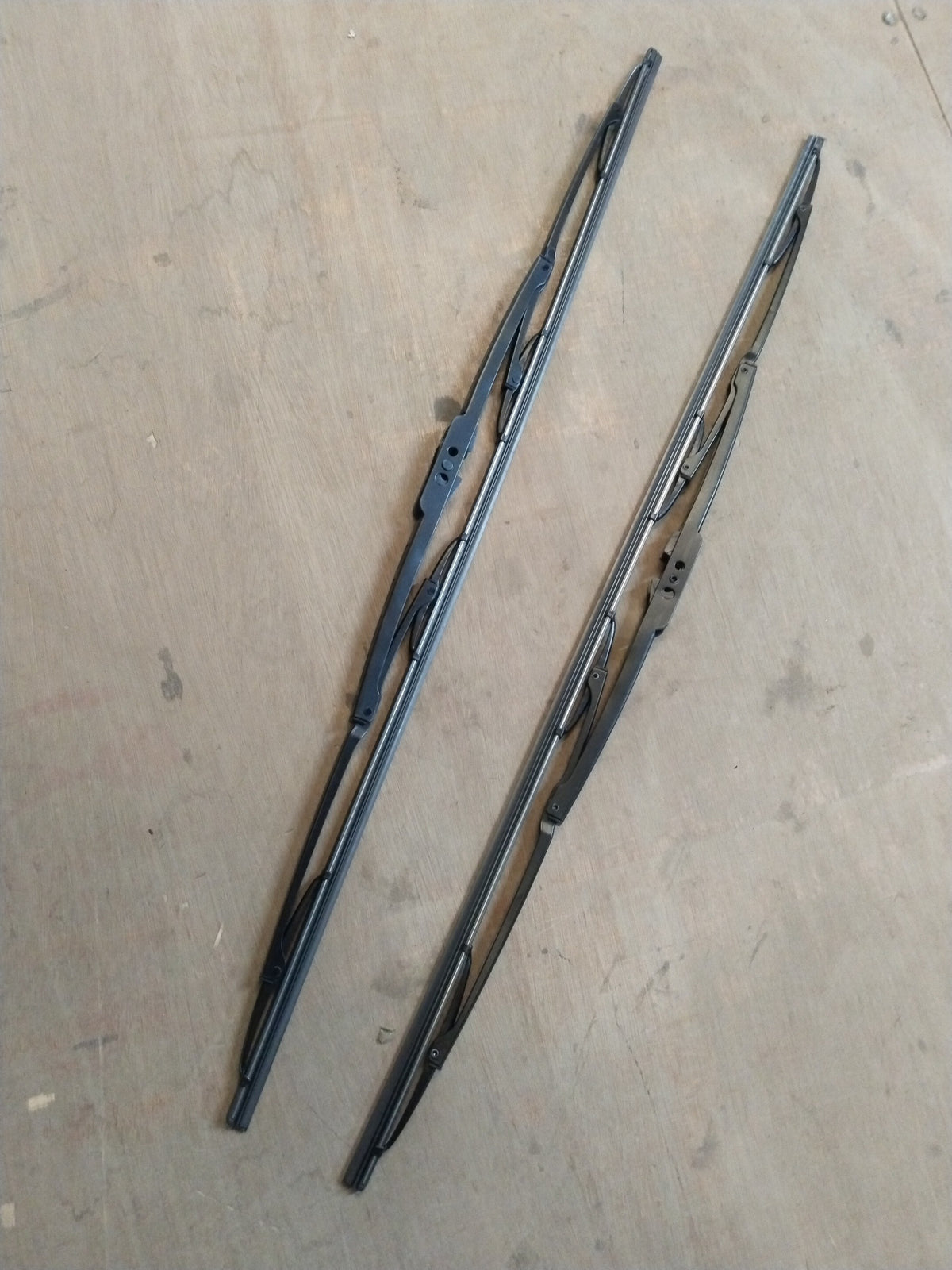 CARTRENDS 26-inch wiper blade for all cars, showing the black rubber edge and metal frame for clear windshield wiping.