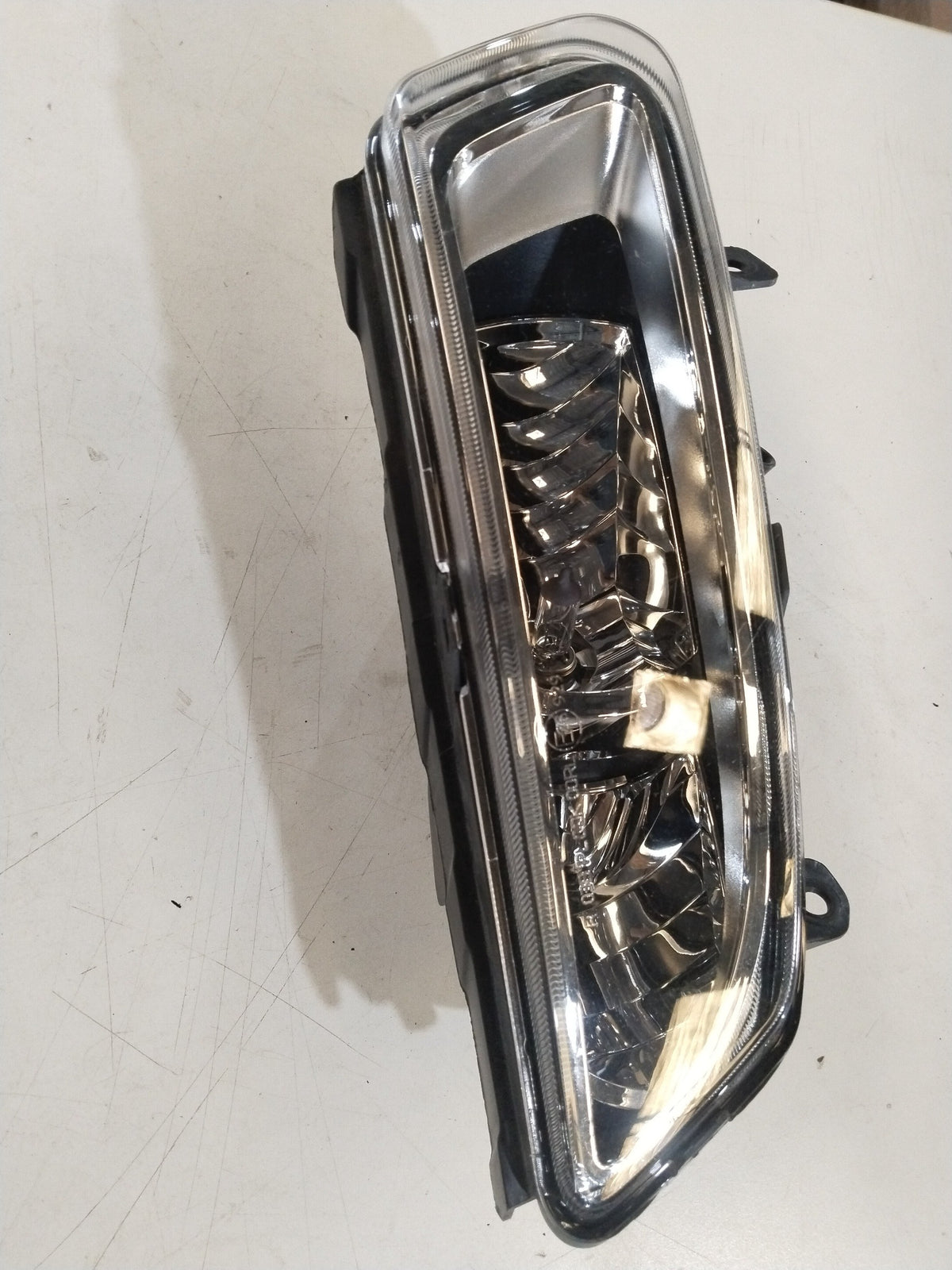Volkswagen Polo, Vento, Taigun, Tiguán headlight assembly showing clear lens and reflective interior components.