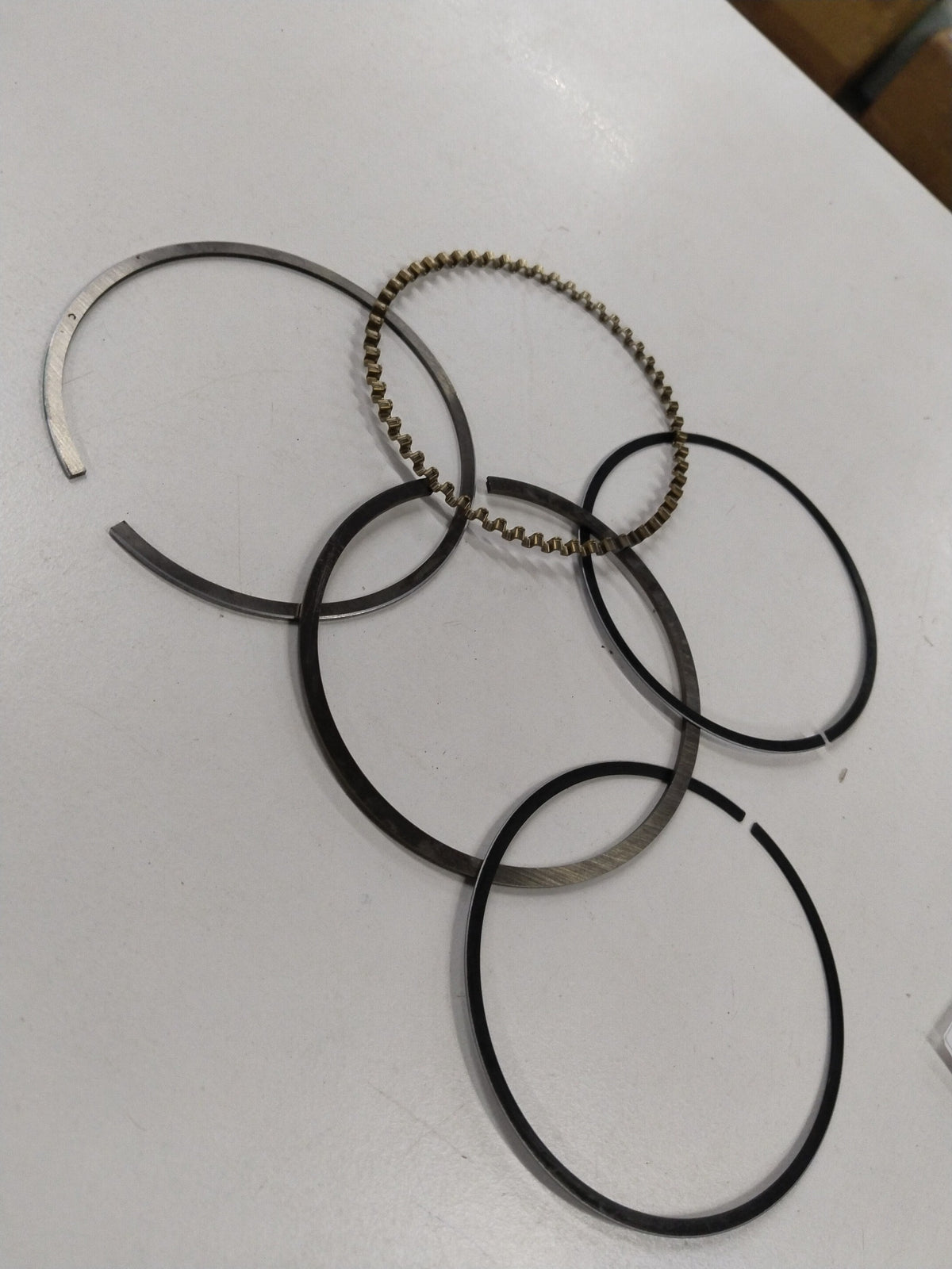 Chevrolet Corsa piston ring kit for 1.6L engine, standard size, showing piston rings and engine components in the image.