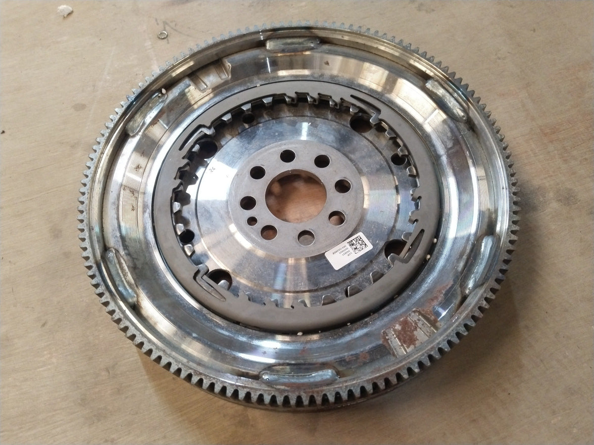 Volkswagen flywheel for Tiguan, Octavia, and SuperB models, part number 06K105266E, showing the metal component with gear teeth.