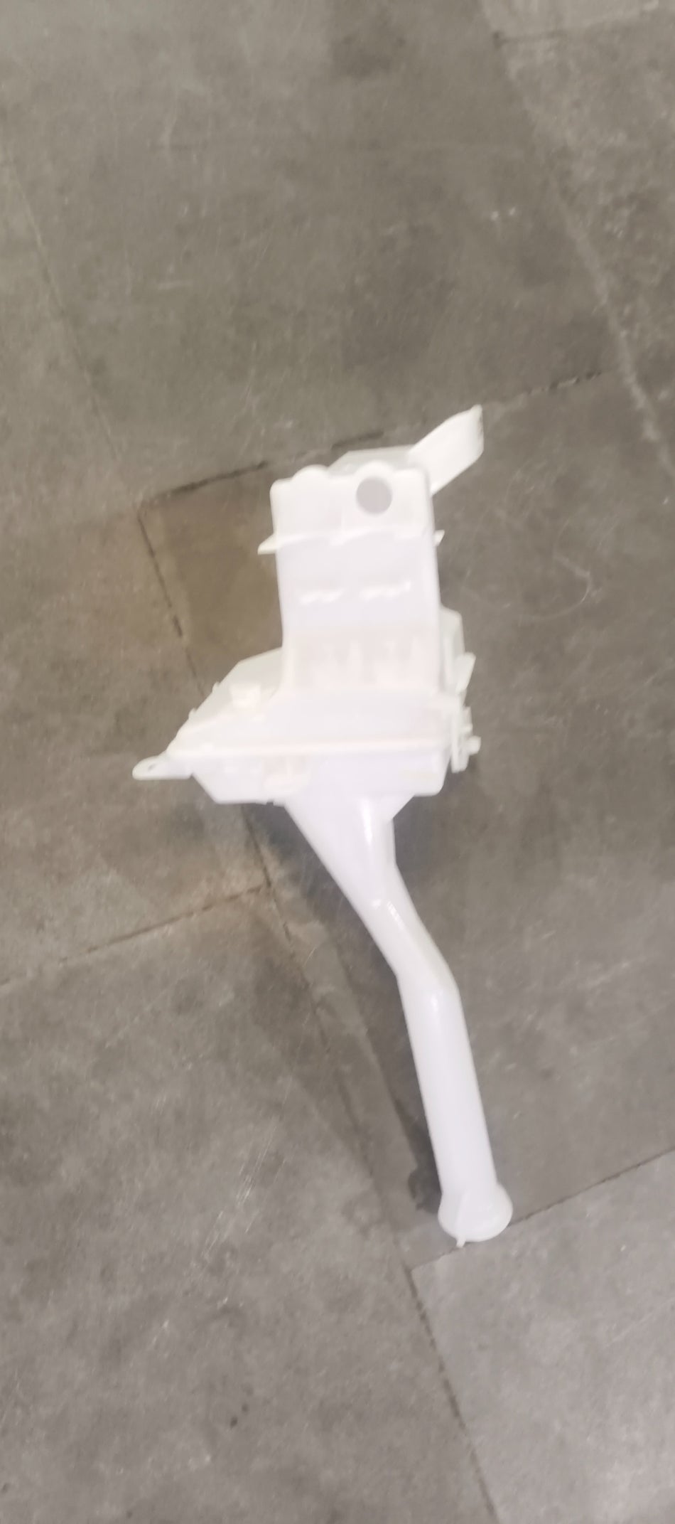 MARUTI SUZUKI TANK ASSY WASHER FRONT 38450M55T00 38450M55T00 - Back view
