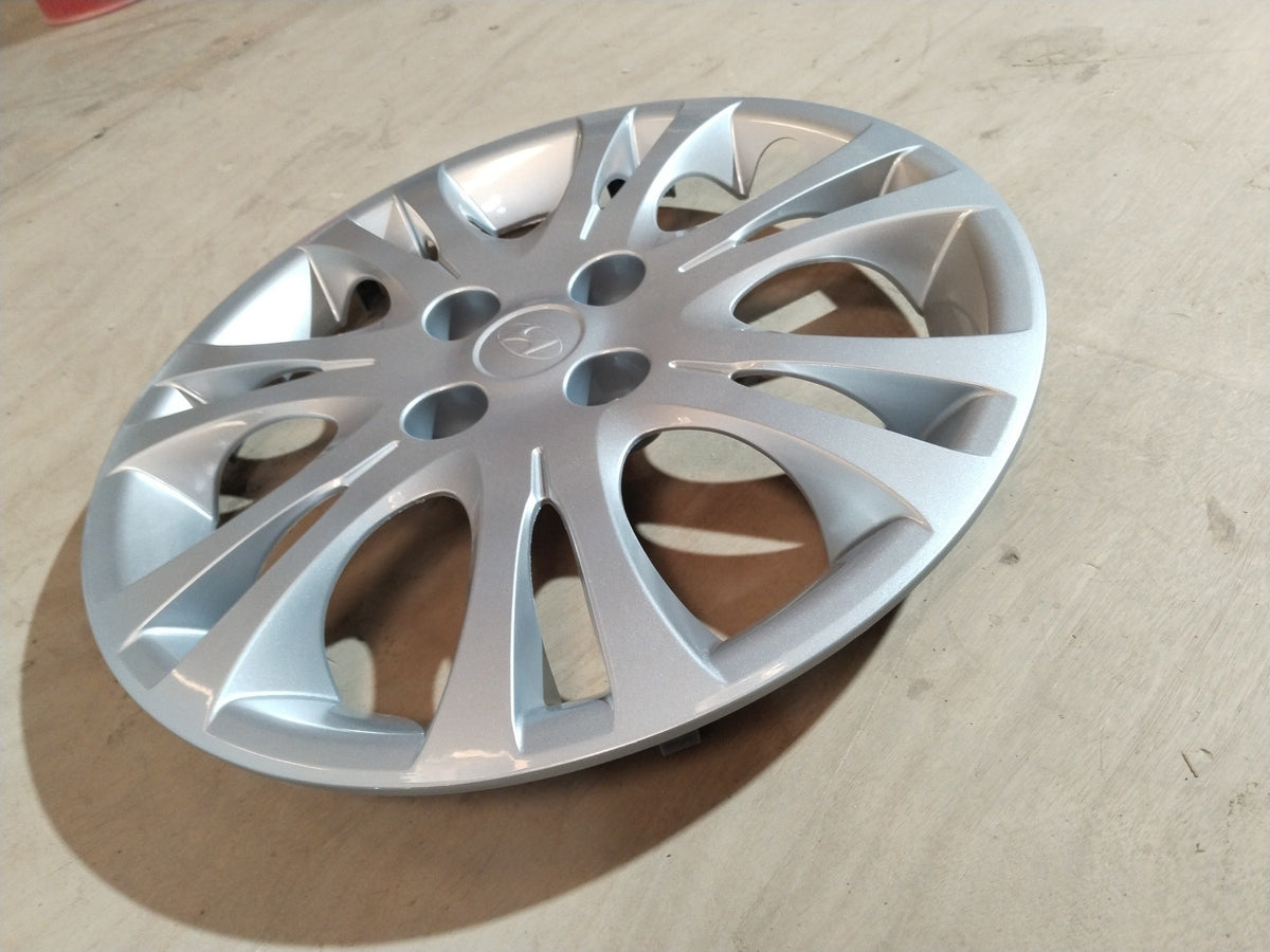 CarTrends wheel cap assembly for Hyundai I10, Grand I10, Xcent, I20 showing the black plastic hub with branding details.