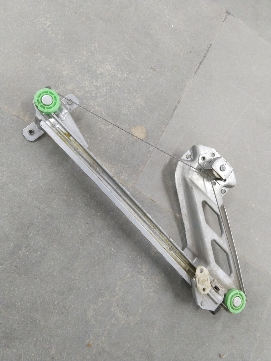 General Motors Chevrolet Corsa rear right regulator assembly manual, showing detailed diagrams of the window regulator mechanism.