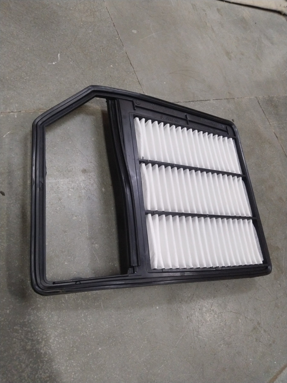 CarTrends Breeza air filter #CT003975, close-up of rectangular filter with pleated design for vehicle air purification.