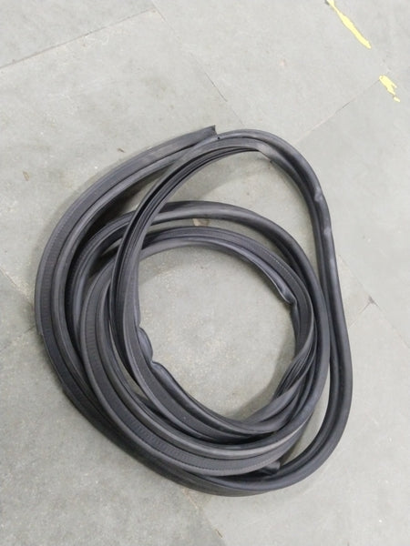 Weatherstrip lift gate for Chevrolet Captiva by General Motors, showing close-up of the rubber seal and lift gate edge.