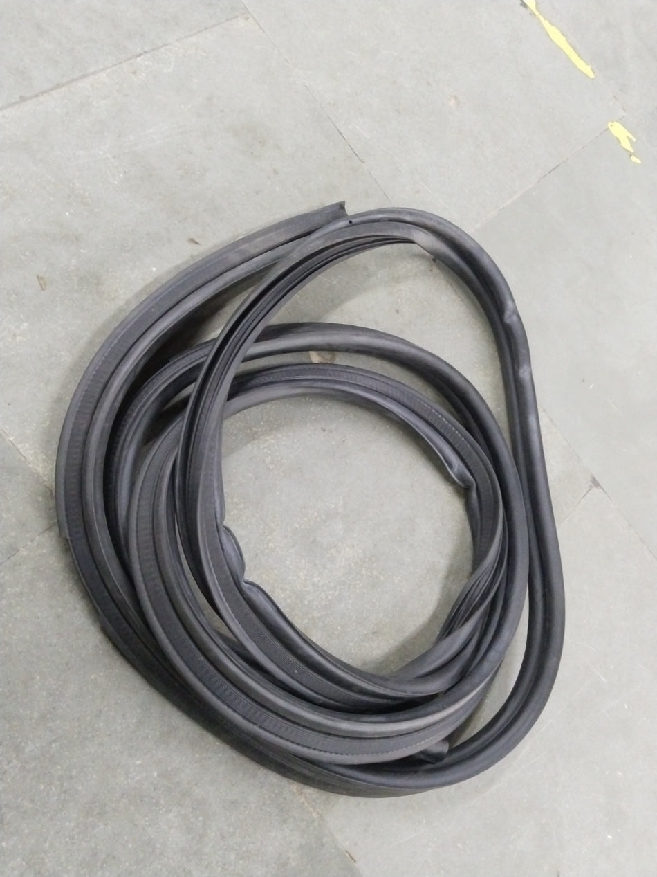 Weatherstrip lift gate for Chevrolet Captiva by General Motors, showing close-up of the rubber seal and lift gate edge.