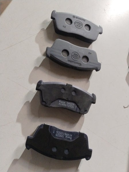 Front brake pad for Maruti Suzuki Eeco and Versa, all variants, showing the new brake pad with metal backing and friction surface.