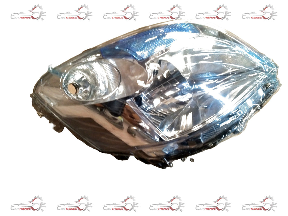 Maruti Suzuki Wagon R headlamp, right side, clear lens with reflective interior for optimal visibility.