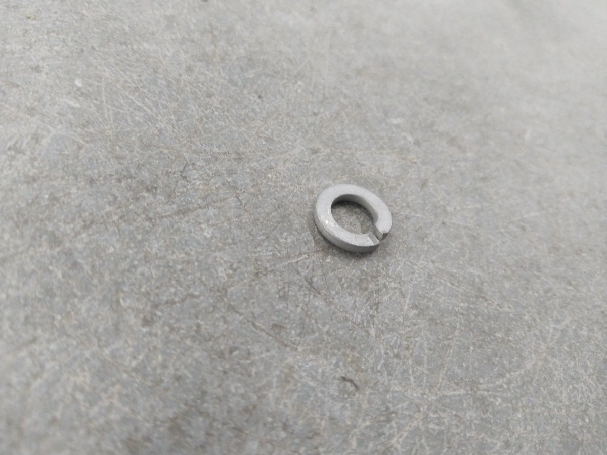General Motors washer battery retainer for Chevrolet Corsa, shown in a close-up image of the black plastic clip.
