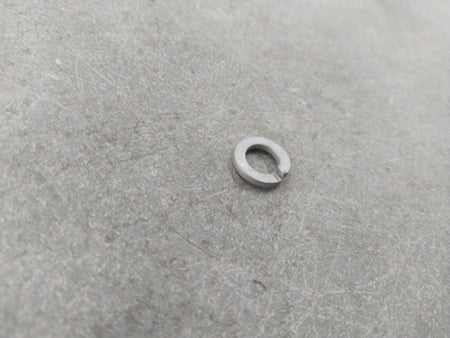 General Motors washer battery retainer for Chevrolet Corsa, shown in a close-up image of the black plastic clip.