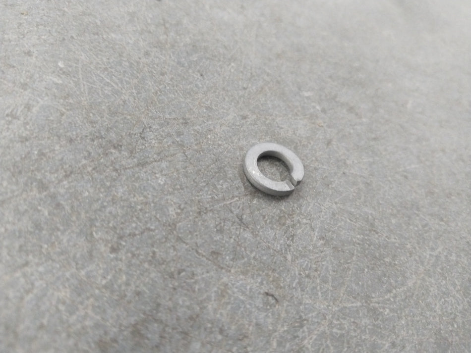 General Motors washer battery retainer for Chevrolet Corsa, shown in a close-up image of the black plastic clip.