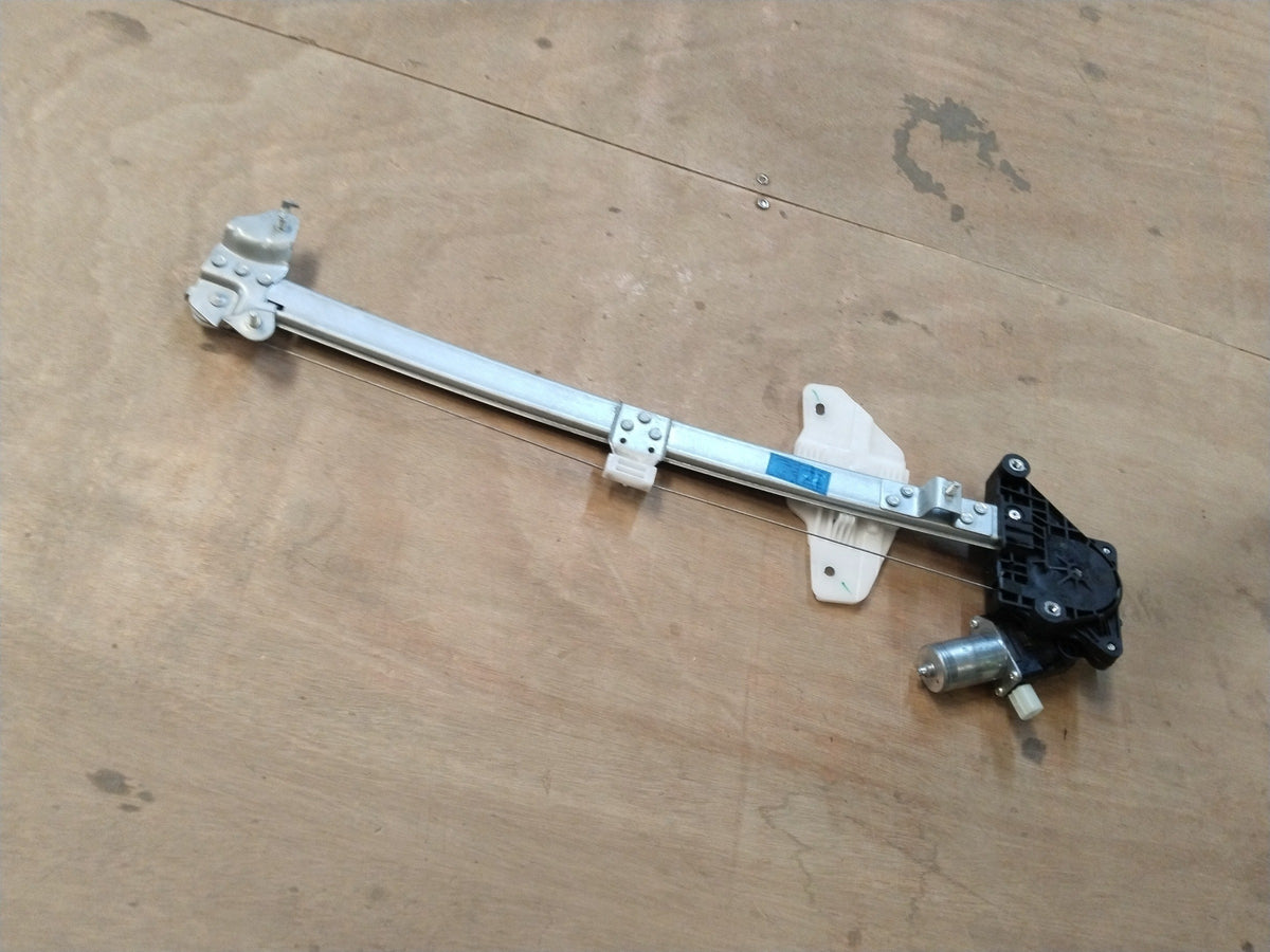 CarTrends REGULATOR ASSEMBLY WINDOW | SWIFT/BALENO/BREZZA/DZIRE | FRONT RH | #83401M82P21 83401M82P21 - Back view