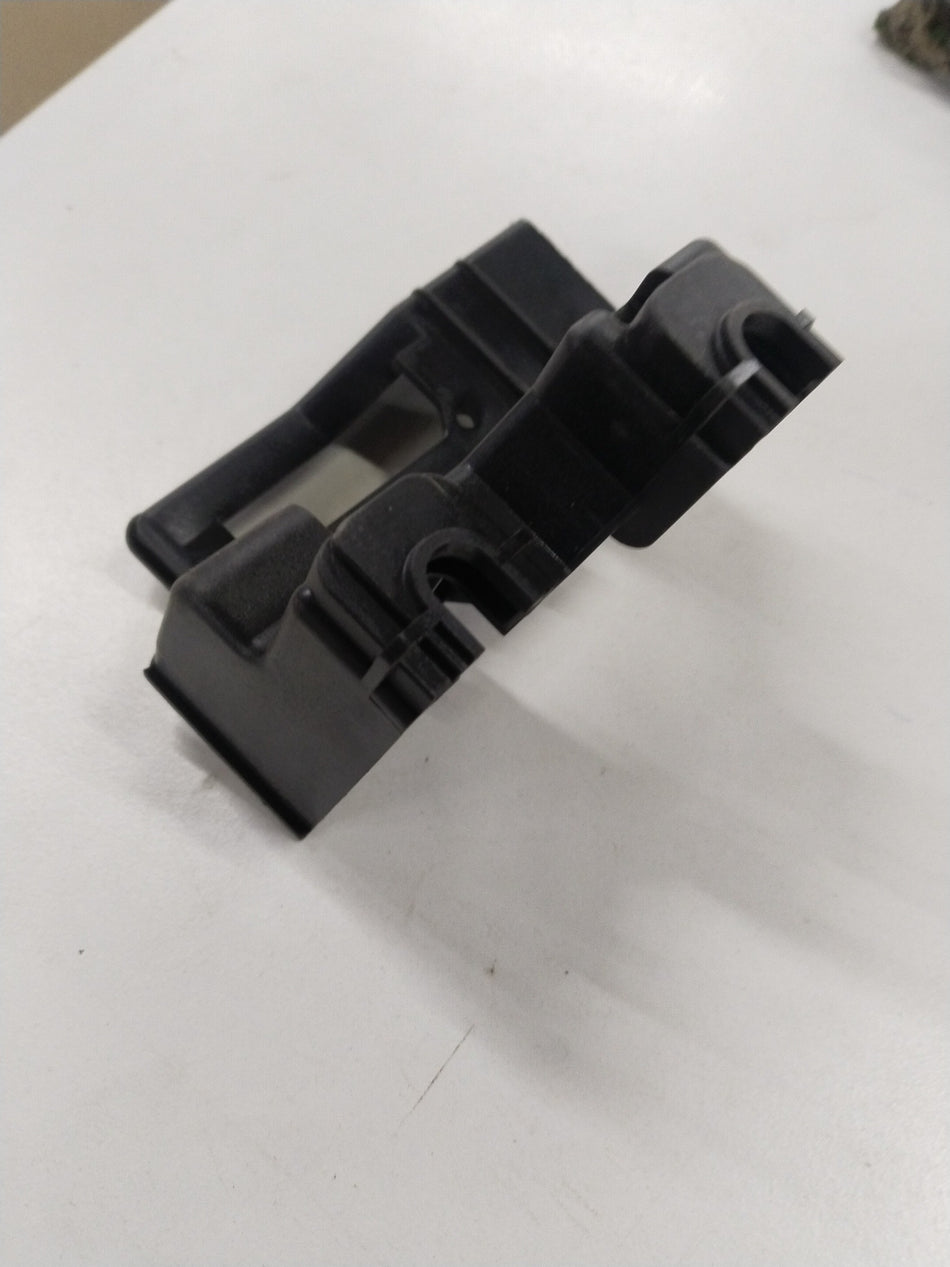 Chevrolet Beat rear right inside handle locking rod guide, general motors bracket side door lock component.