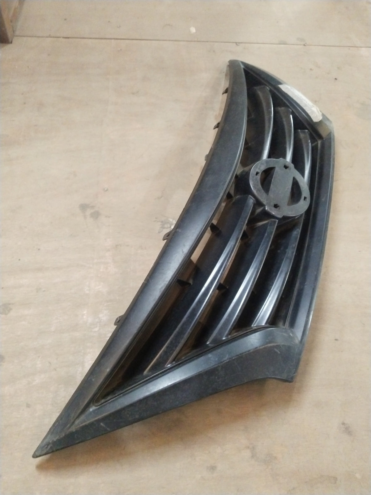 CarTrends GRILLE ASSEMBLY | NISSAN SUNNY | FRONT | #623103BN0A 623103BN0A - Back view