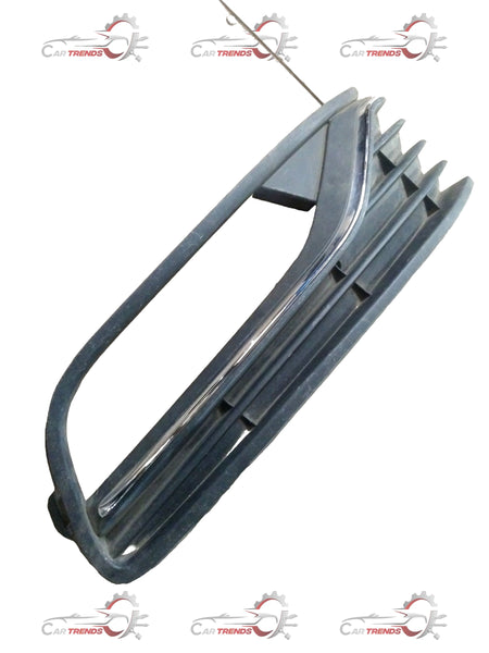 Volkswagen Polo grille with central emblem and black mesh design, part number 6RG853666J, close-up view.
