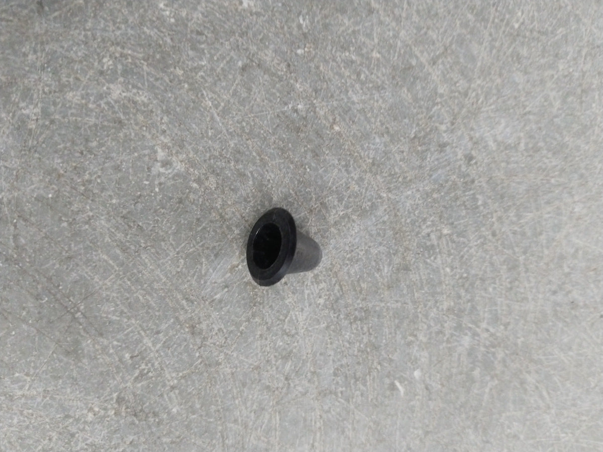 Chevrolet Aveo spare part clip from GENERAL MOTORS, showing a close-up of the black plastic clip for car interior or exterior use.