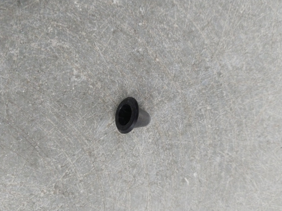 Chevrolet Aveo spare part clip from GENERAL MOTORS, showing a close-up of the black plastic clip for car interior or exterior use.