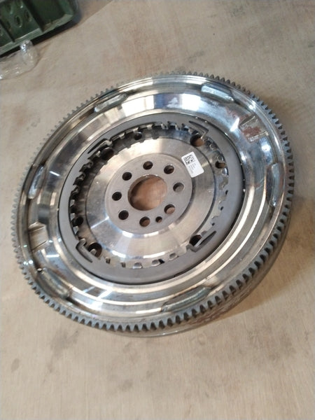 Volkswagen flywheel for Tiguan, Octavia, and Superbe models, part number 06K105266E, shown in a clear automotive image.