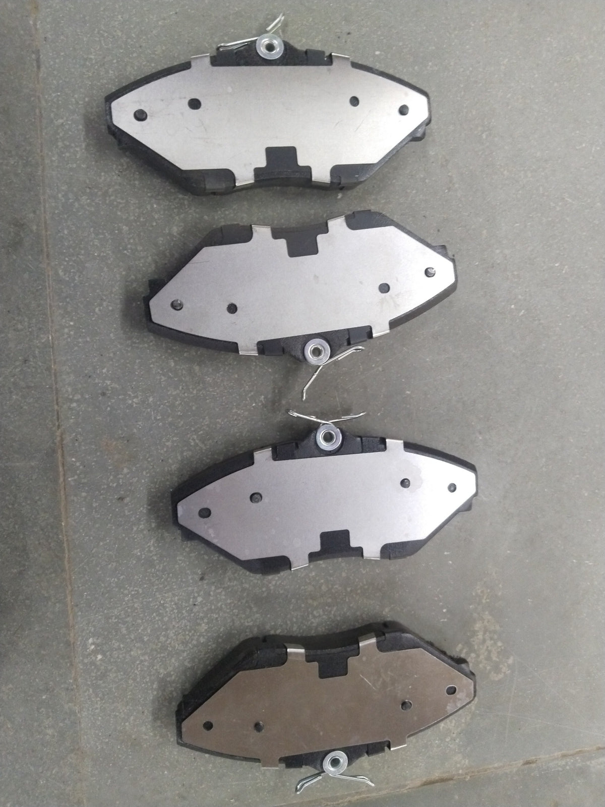 Front brake pad for Mahindra XYLO, Bolero VLX, TUV300, Genio, Bolero Neo, and Intra from CarTrends, showing clean metal and friction surface.