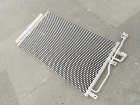 General Motors condenser AC for Chevrolet Captiva, showing the metal automotive cooling component with tubes and fins.