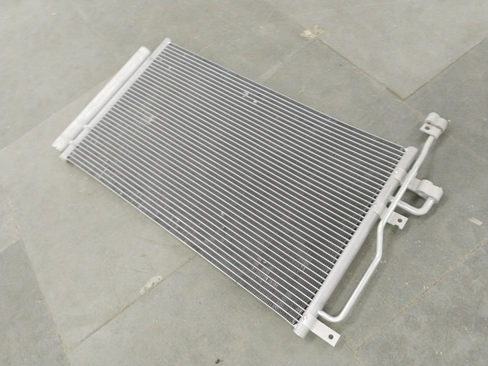 General Motors condenser AC for Chevrolet Captiva, showing the metal automotive cooling component with tubes and fins.