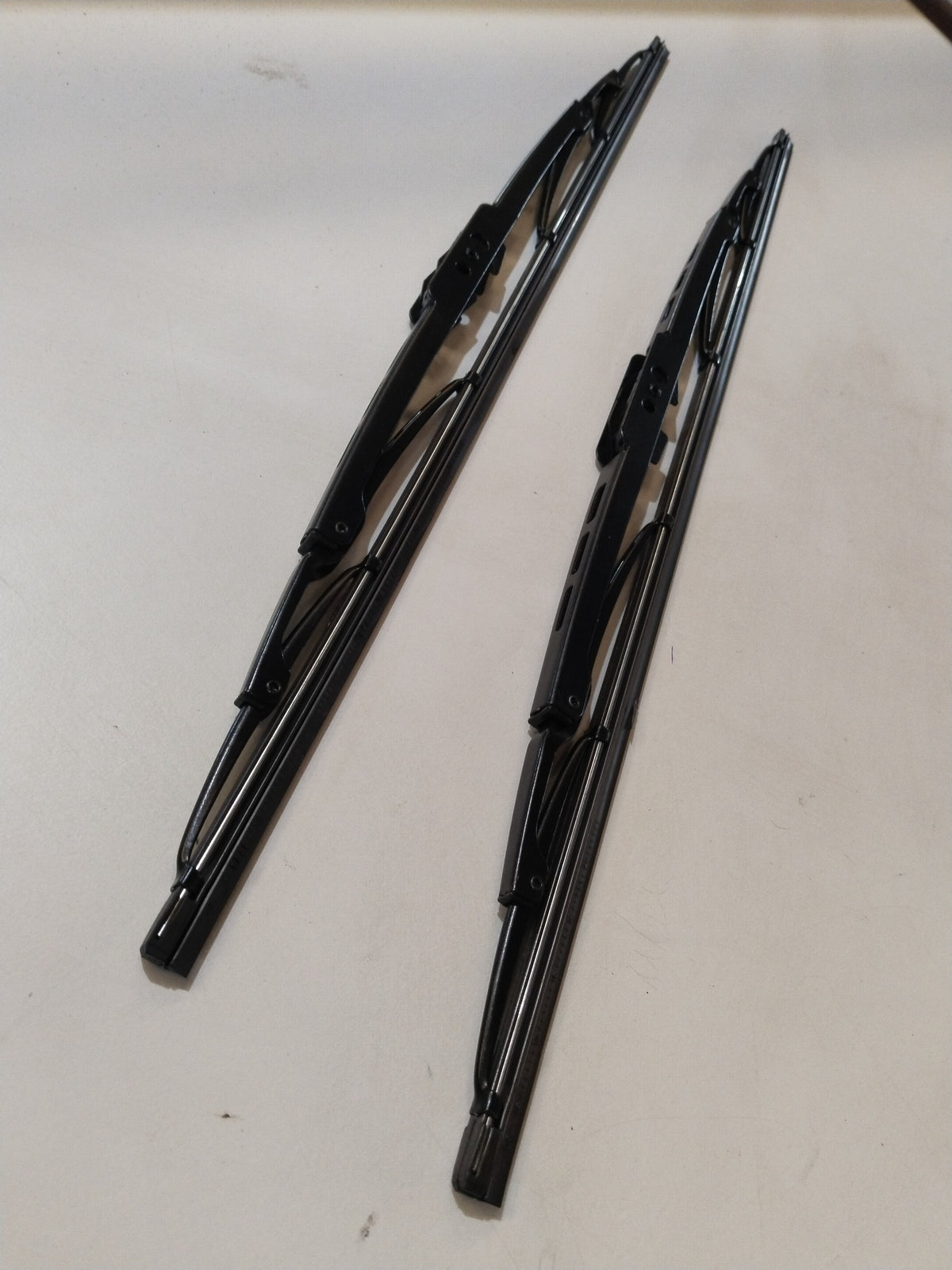 CARTRENDS 19-inch wiper blade for all cars, showing a close-up of the durable rubber edge and metal frame for clear windshield wiping.