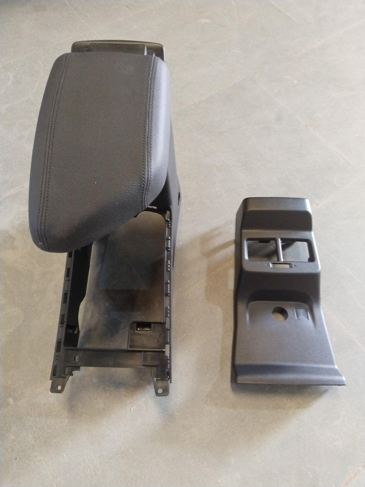 MARUTI SUZUKI ARM REST | BREZZA | #990J0M66TPX010 990J0M66TPX010 - Left view