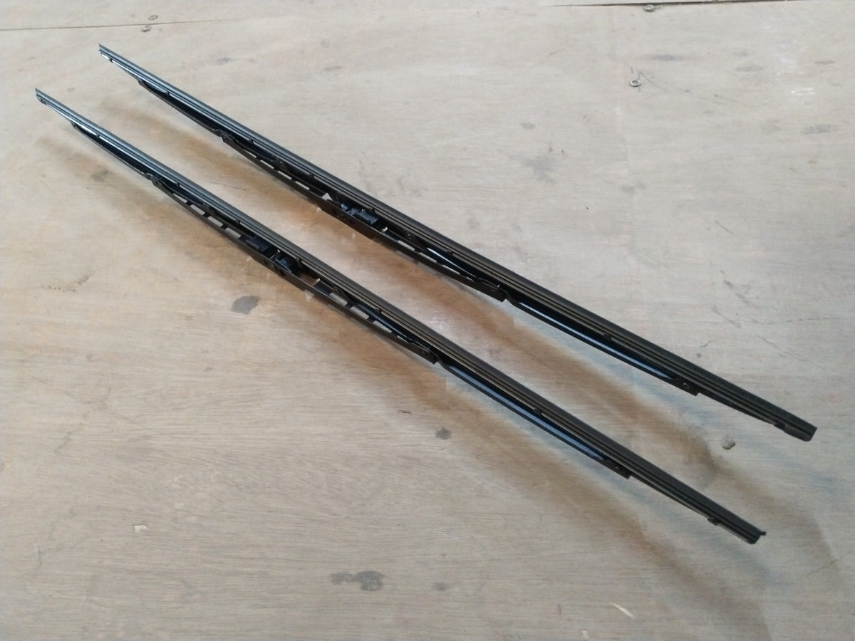 CARTRENDS 26-inch wiper blade for all cars, showing the rubber edge and metal frame for clear windshield wiping.