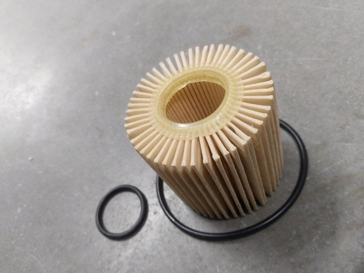 Toyota Camry oil filter from CarTrends, spare part #04152YZZA8, shown in a clear close-up image with brand markings and packaging.