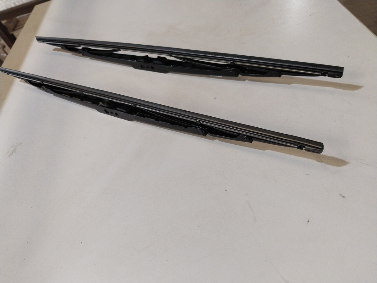 CARTRENDS 19-inch wiper blade for all cars, showing the sleek rubber edge and metal frame for effective windshield wiping.