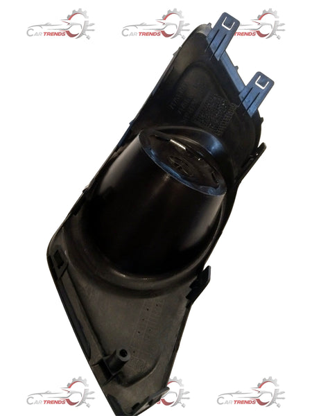Maruti Suzuki Wagon R front right bezel fog lamp assembly, original part with clear lens and mounting brackets.