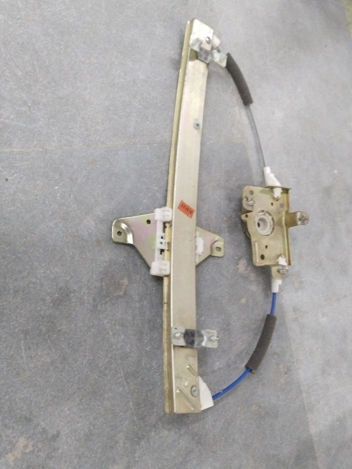 Rear right window regulator for Chevrolet Aveo, general motors part #J982958L0, shown installed in the vehicle door.