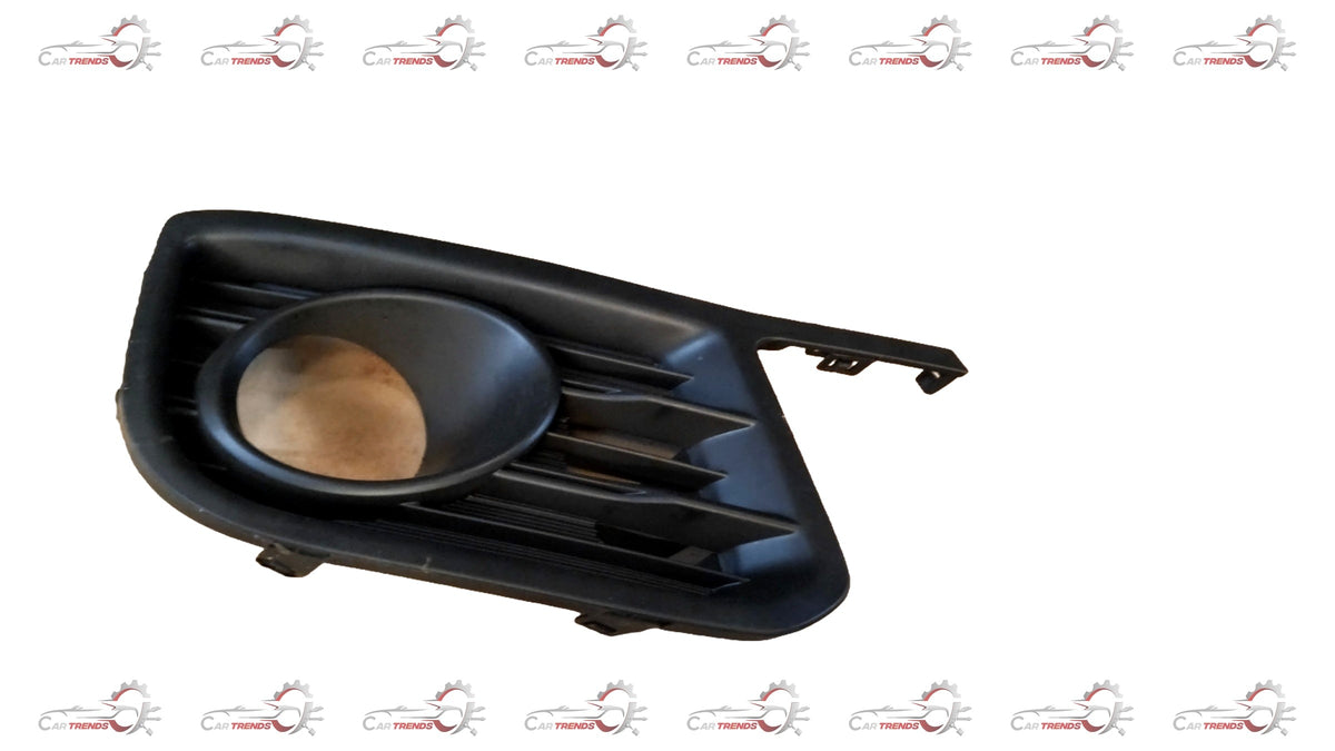 Maruti Suzuki Ciaz front right bezel fog lamp, black plastic housing with clear lens, for vehicle lighting and visibility.