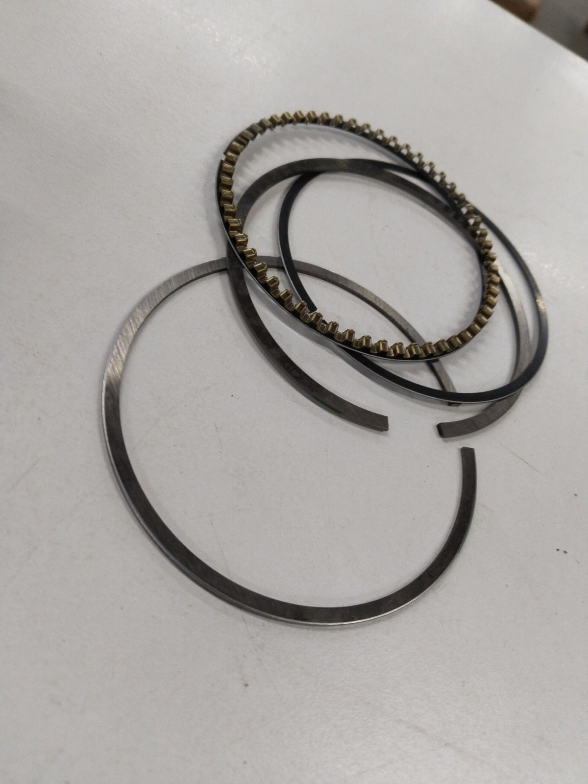 Chevrolet Corsa piston ring kit 1.6L standard by General Motors, showing piston rings and components for engine repair.