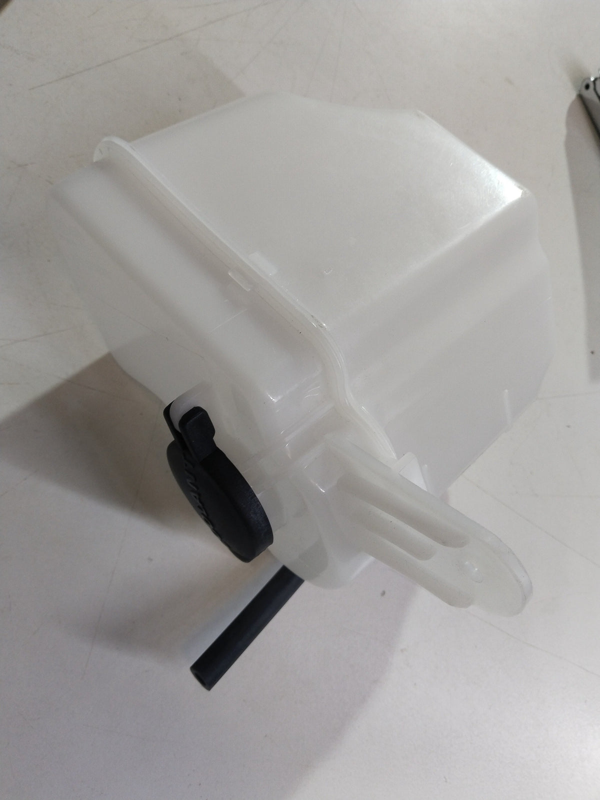 Hyundai Grand i10 expansion tank coolant bottle, plastic reservoir with cap for engine cooling system.