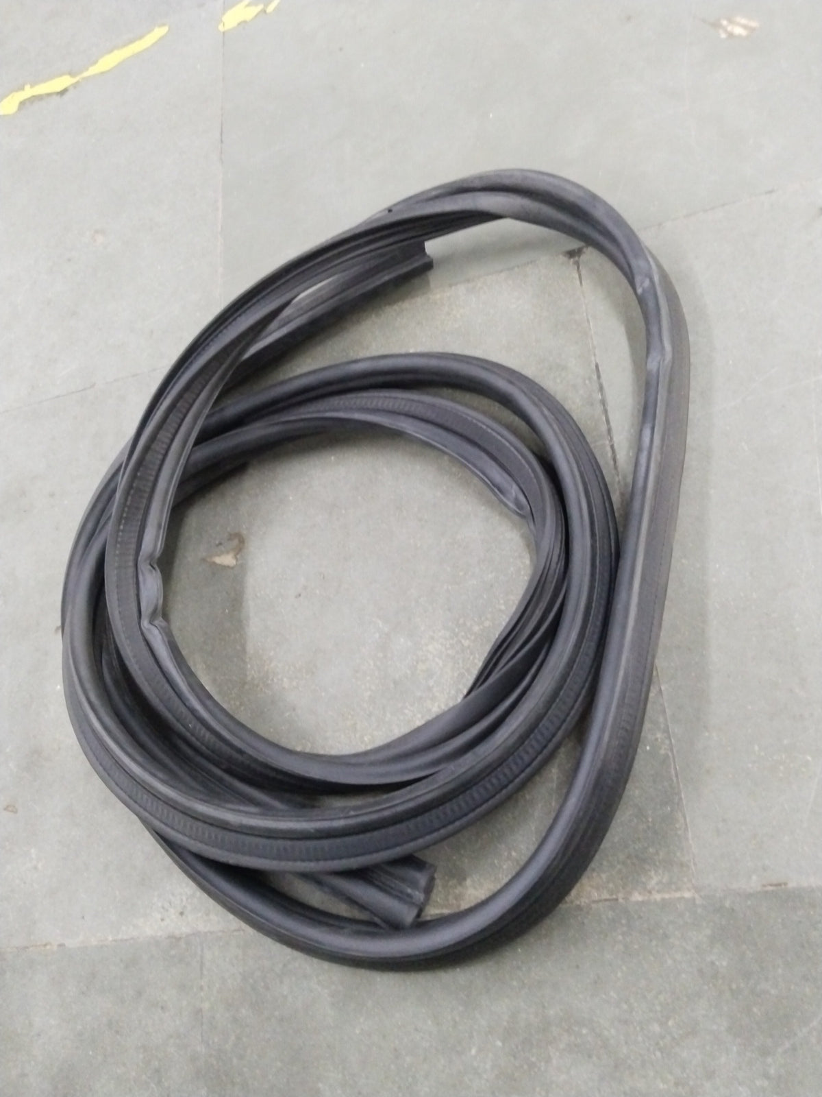 General Motors Chevrolet Captiva weatherstrip lift gate seal, close-up view of the rubber weatherstripping on the lift gate.