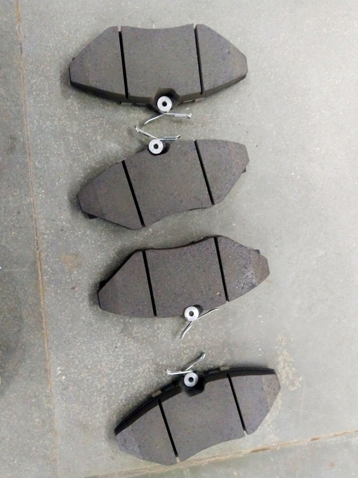 Front brake pad by CarTrends for Mahindra XYLO, BOLERO VLX, TUV300, GENIO, BOLERO NEO, and INTRA models, showing the brake pad.