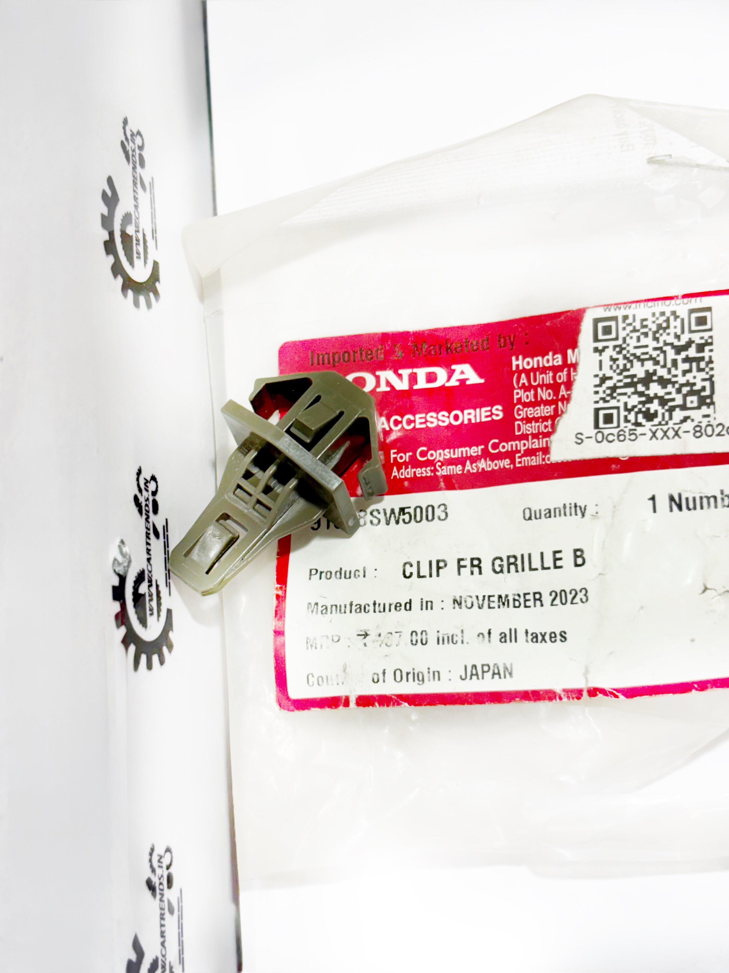 Honda grille clip B 91578SW5003, visible on the left side of the grille assembly for Honda vehicles.