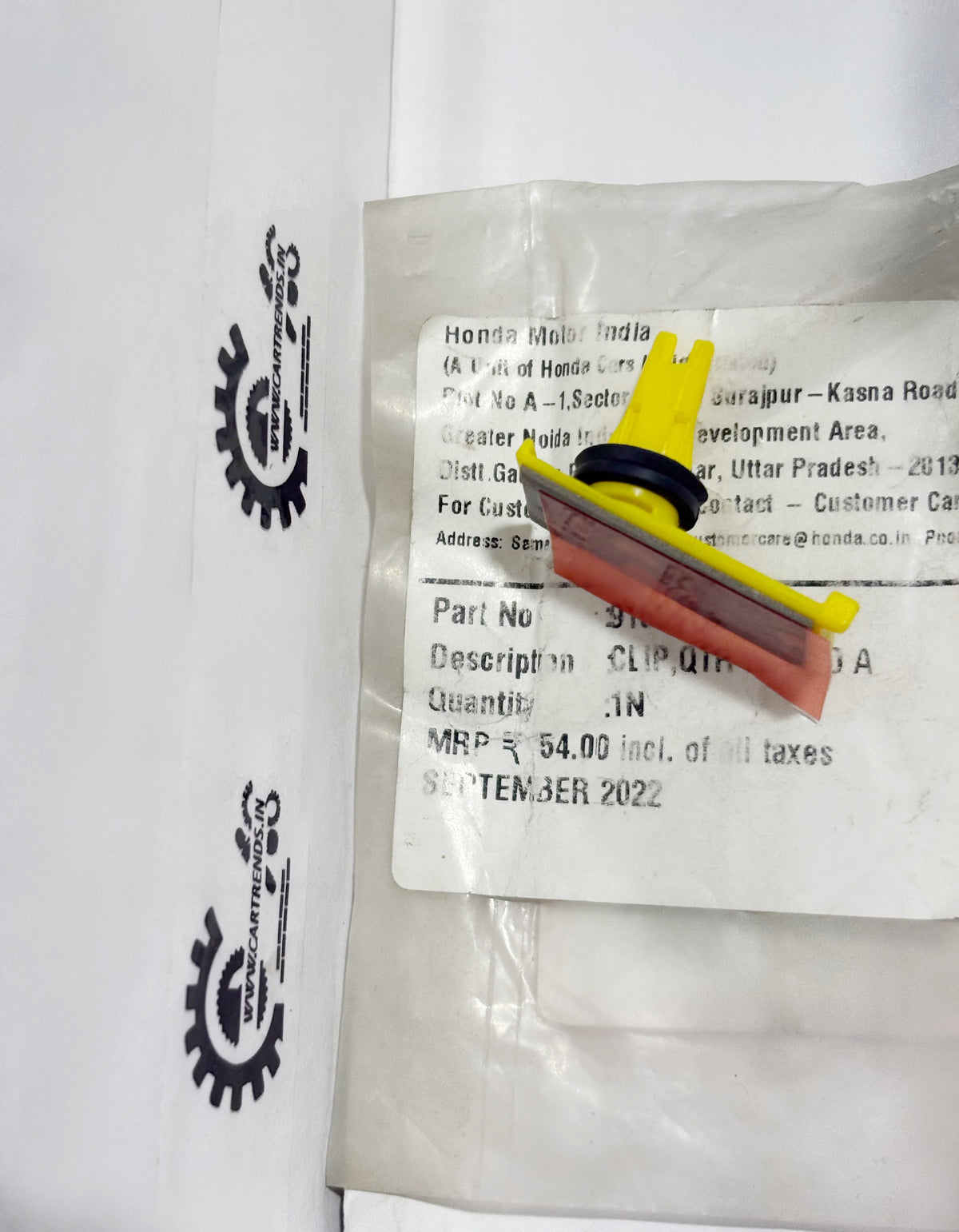 Honda quarter windshield clip, part 91501T5A003, showing a close-up of the left side clip for car windshield installation.