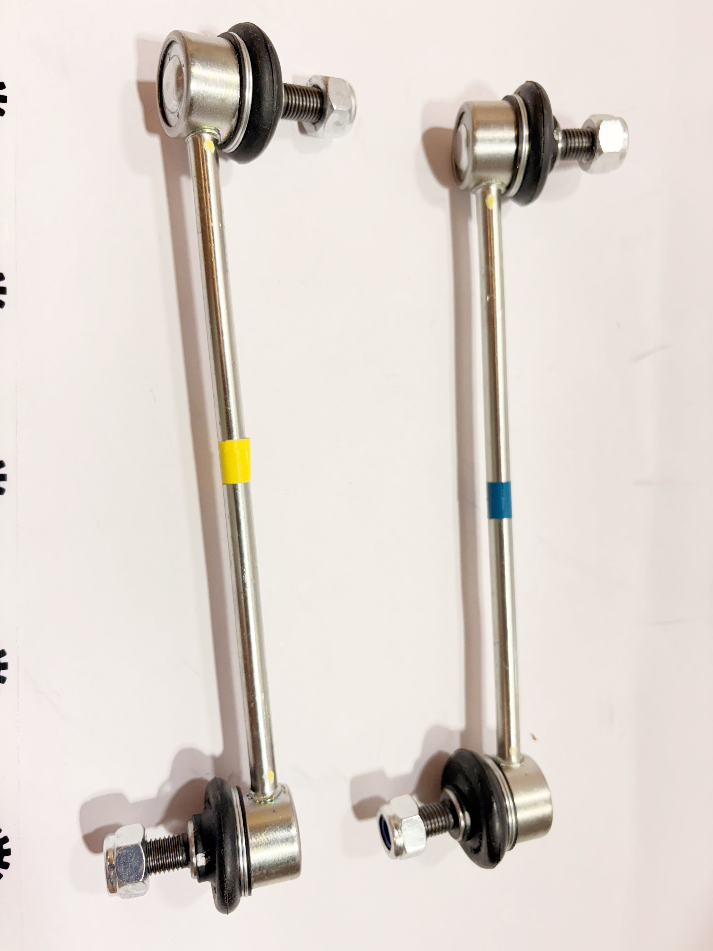 AUTOKOI front stabilizer link pair for Hyundai I20, automotive suspension link rod with black finish and metal components.
