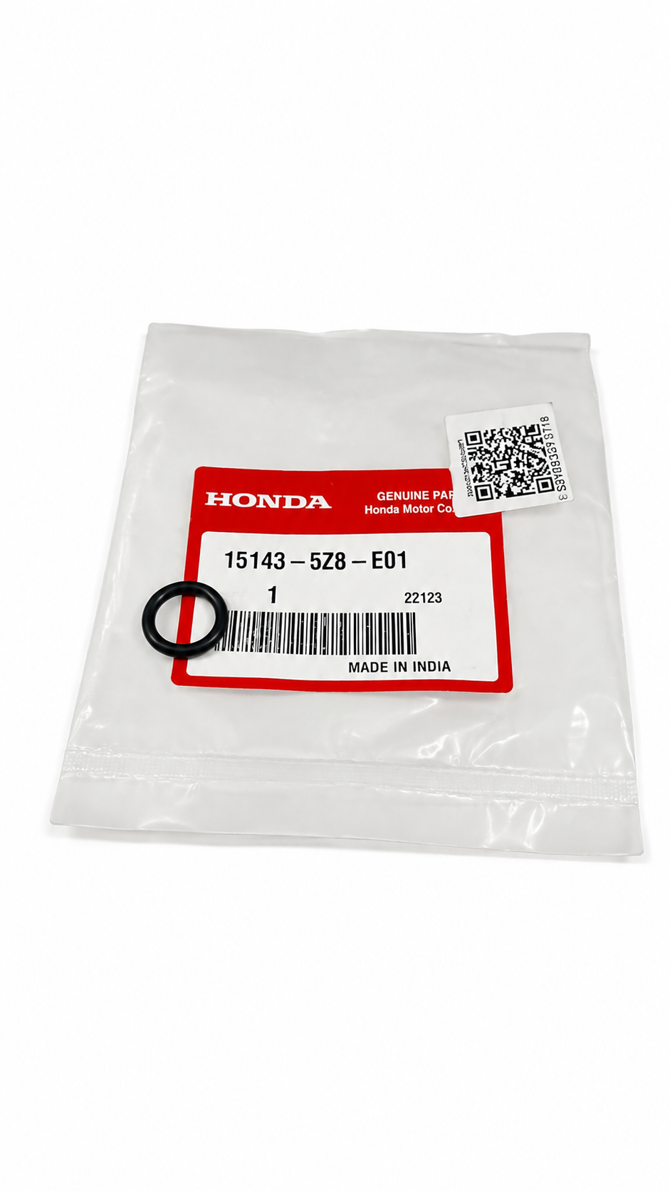 Honda AMAZE O-ring 151435Z8E01, close-up view showing the black rubber seal on the left side.