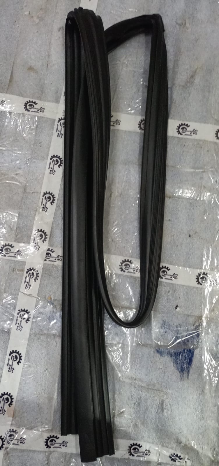 825304N000 Window Glass Run Channel Eon Left Side CarTrends