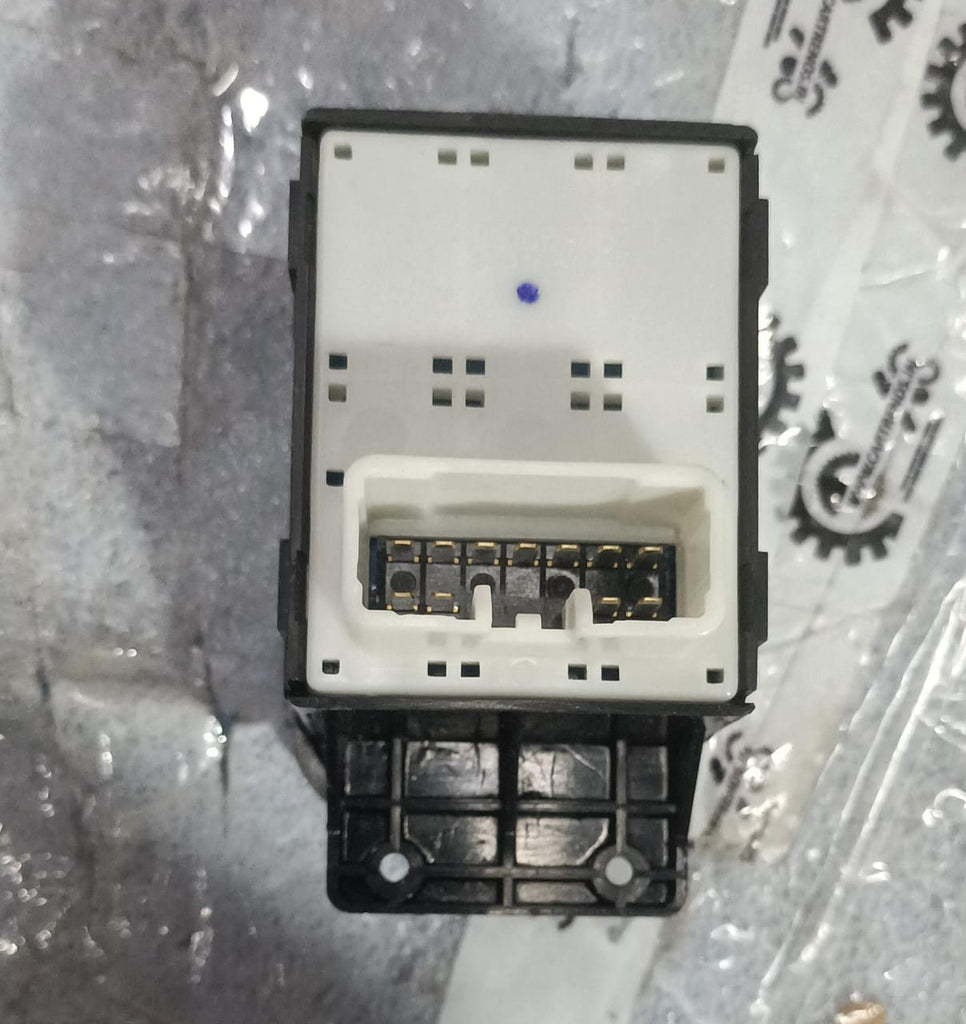 935704N0004X  FRONT RHS POWER WINDOW SWITCH EON